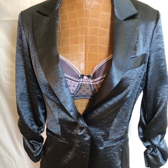 2 Like New Bras in Hot Pink and Black & White - Picture 10 of 10